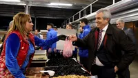 Normalitatea în România de azi. Călin Popescu Tăriceanu a cumpărat prune uscate în Piața Gorjului