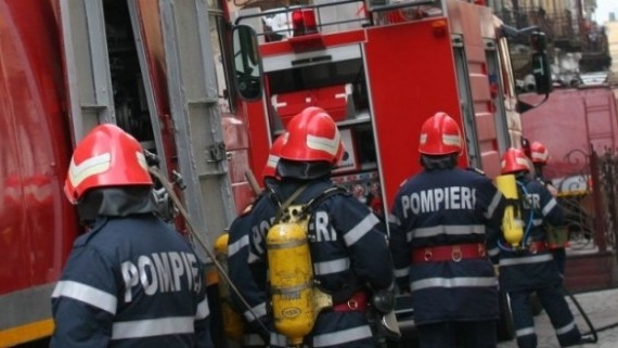 Un bărbat, băgat în sperieți de pompieri! Au intrat peste el în miezul nopții