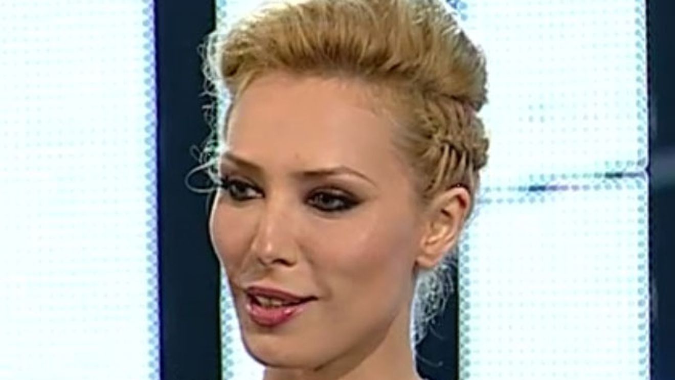 N-ai fi crezut ca are aceste calitati! Cu doua maini dibace, Iulia poate face multe, dar la asta nimeni nu s-ar fi gandit