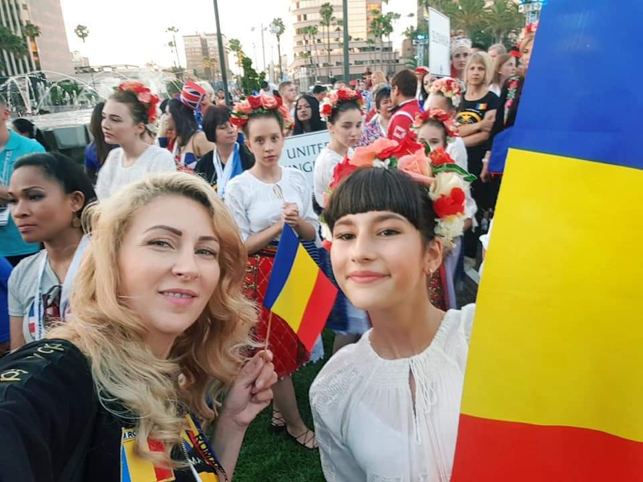 Raisandra, victorioasă la un prestigios concurs de la Hollywood: a luat Placheta de Campion Mondial pe muzică și 8 medalii