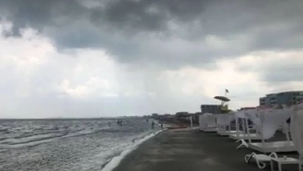 Furtună pe litoral! Turiștii din Mamaia și-au strâns lucrurile și au fugit spre cazări
