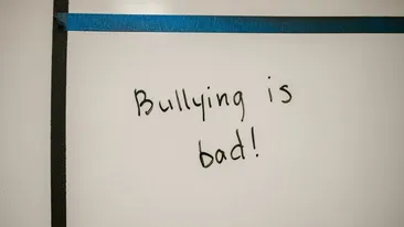 Urmările grave ale bullying-ului! Un elev a sărit de la etaj din cauza umilințelor pe care le-a îndurat. „L-au bătut colegii, îl jigneau”