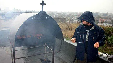 Grataragiul asta e mai tare decat Cocosatu'! A dat spargere in curtea bisericii pentru a isi procura gratar! Vezi cum i-au sfarait micii la vii si la morti