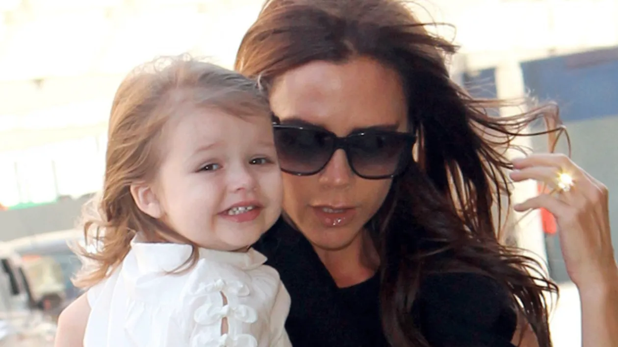 Aschia nu sare departe de trunchi. Harper, fetita Victoriei si a lui David Beckham confirma cu o aparitie foarte fashion