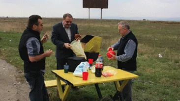 Doi barbati au blocat circulatia! Au facut o chermeza in mijlocul drumului