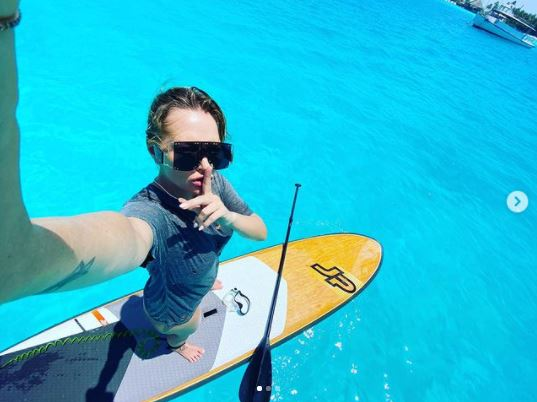 Gina Matache, în costum de baie și pe placa de surf la 58 de ani: “Am fost de cascadorii râsului. Baba și mitraliera” | FOTO