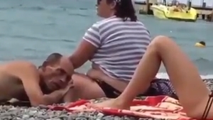 Cel mai ”trist” om de pe Pământ: lipit de soție, a privit cu suspine în slipul unei alte femei de pe plajă