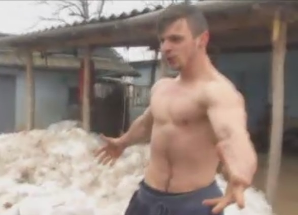 El este ”ARNOLD de la ţară”! Se antrenează în curtea casei şi ţine un ”regim” inedit