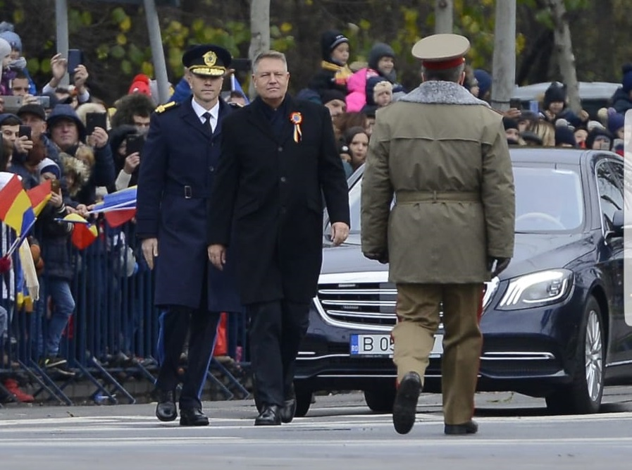 Klaus Iohannis a venit fără soția lui la parada militară din București. Gestul făcut de Carmen Iohannis pe Facebook înainte de Ziua Națională a României