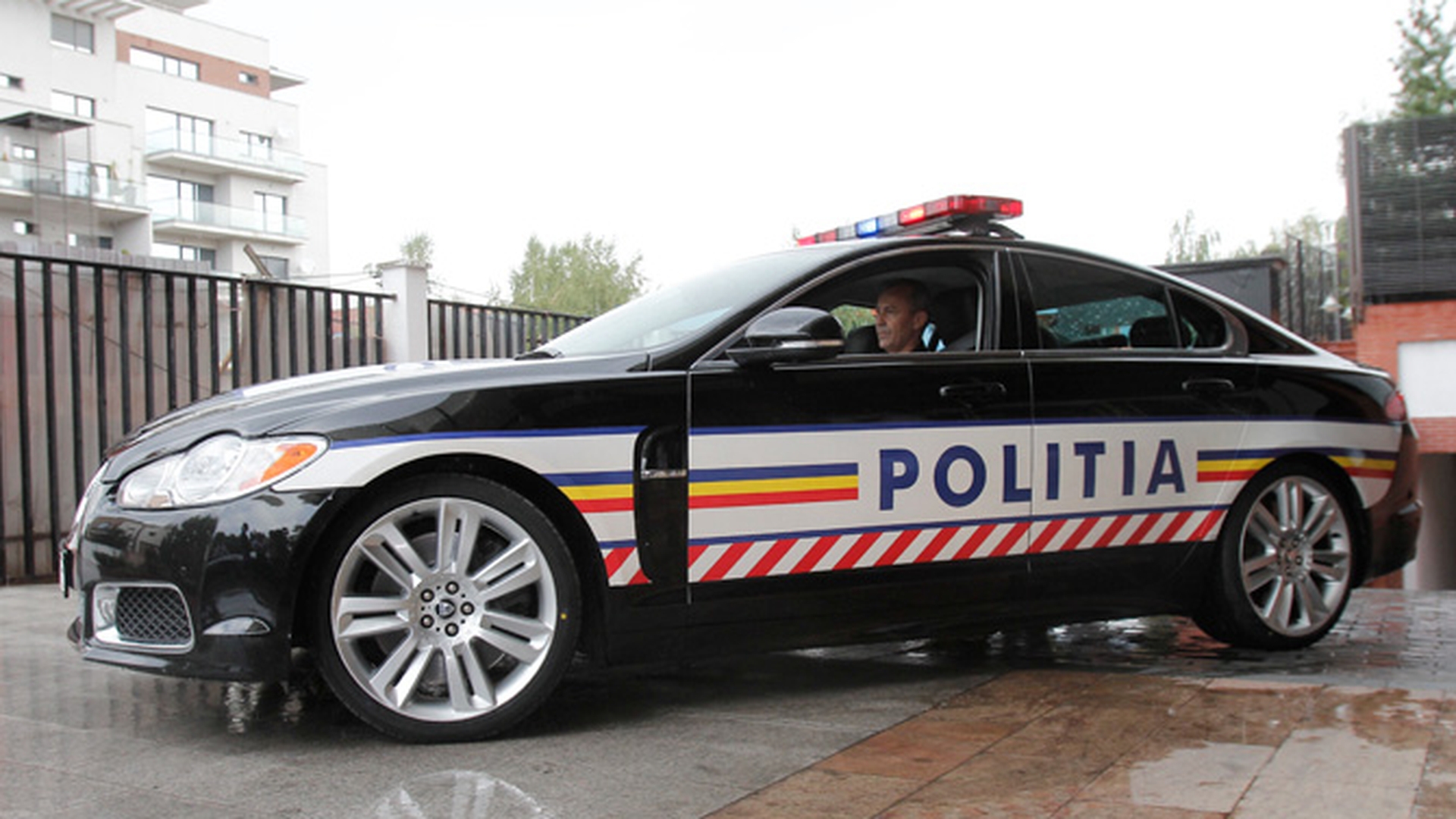 Vitezomanii nu mai au nicio sansa! Politia Romana si-a innoit flota cu un Jaguar XFR de 510 cai, care prinde suta in 4,9 secunde!