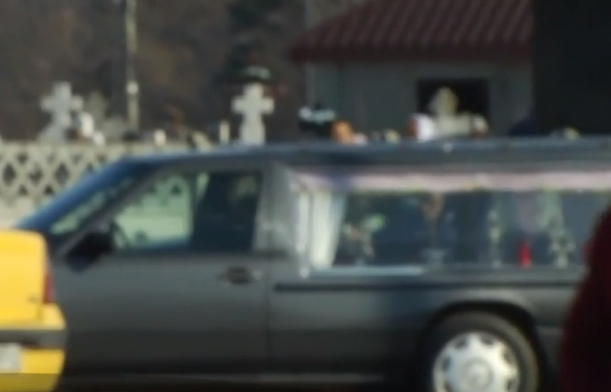 Tânăra ucisă de militarul din Titu, condusă pe ultimul drum! În urma ei, au rămas doi copii orfani de mamă. Ce au aflat anchetatorii despre Florin Oprea, fost subofiţer MApN