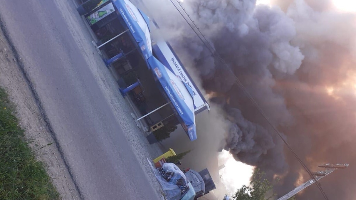 Incendiu puternic în Argeș! Un magazin a fost înghițit de flăcări uriașe. 10 butelii riscau să explodeze