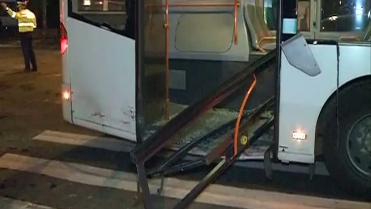Accident spectaculos în Capitală: Un şofer a băut şi a intrat cu maşina într-un autobuz!