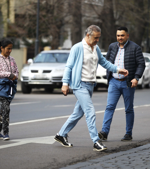 Gigi Becali și-a parcat luxosul Maybach în stația de autobuz