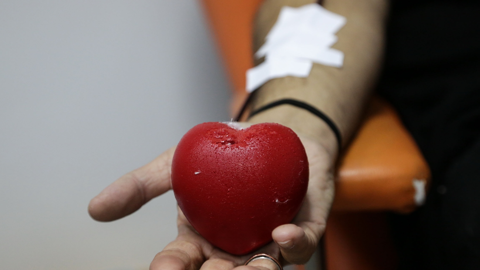 Halucinant! O tanara de 19 ani din Suceava a murit pentru ca parintii au refuzat sa-i faca transfuzie. Vezi cine s-a sesizat