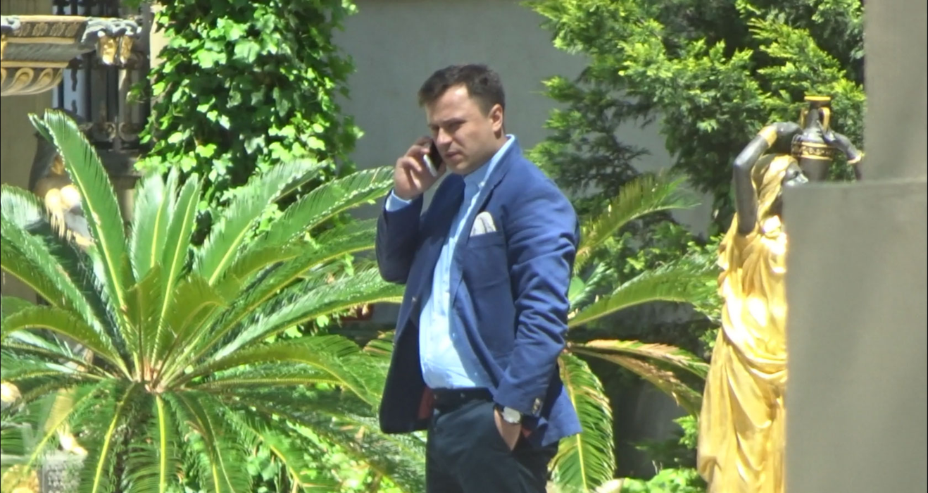 Transferul lui Kamer Qaka la FCSB s-a făcut cu scandal. Tatăl și impresarii mijlocașului s-au contrat pe durata negocierilor