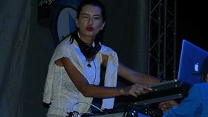 DJ HARRA i-a înnebunit cu formele ei! Cum a apărut bruneta la piscină!