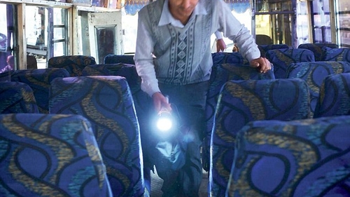 O tânără de 23 de ani a fost violată de 7 bărbaţi într-un autobuz! Agresorii i-au atacat-o cu o bară de fier!