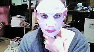 Demi Moore, mascata pe internet