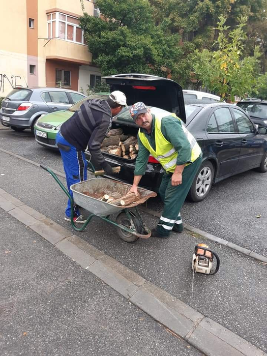 Angajaţii RAADPFL Craiova au ieșit la furat cu Mercedesul! Imaginile care i-au dat de gol
