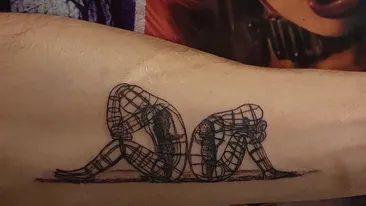 (P) Minimalism cu mușchi: Tatuaje mici, impact mare pentru bărbați