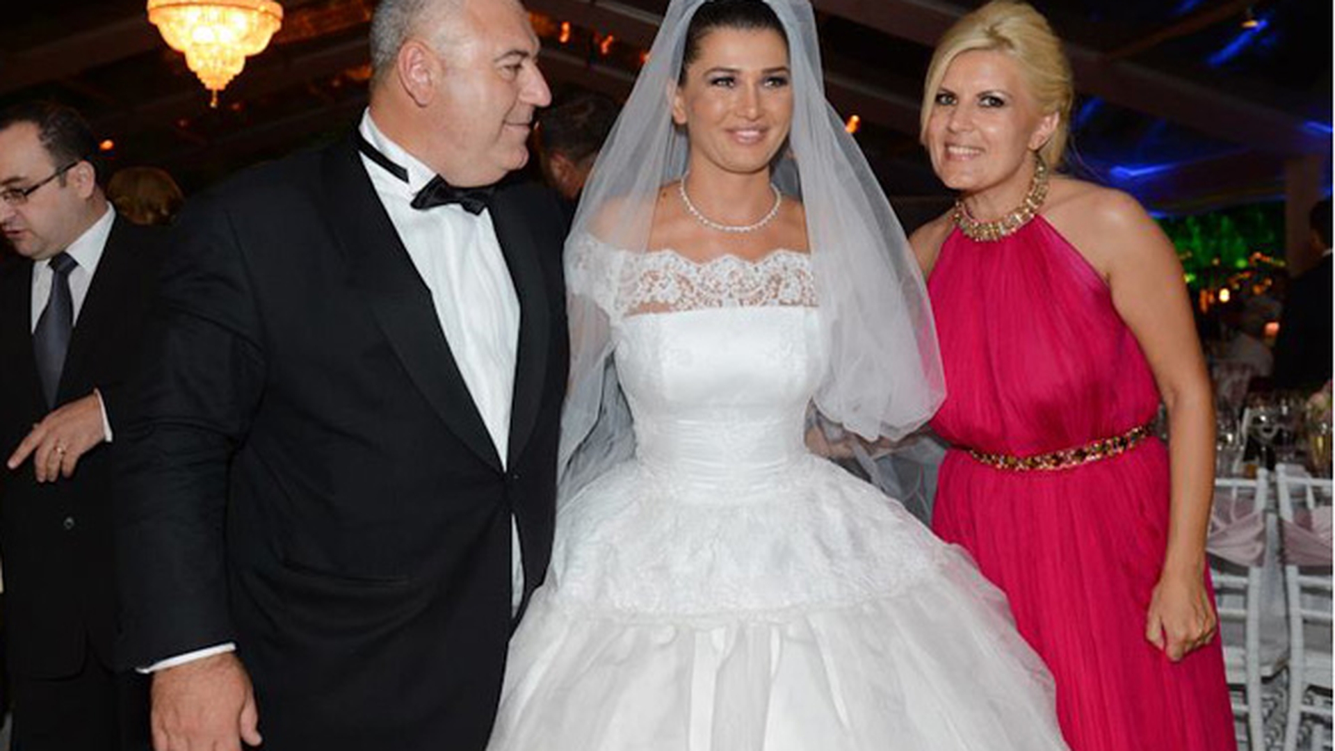 Afla aici din ce cauza si-a schimbat Elena Udrea rochia la nunta Elenei Basescu!
