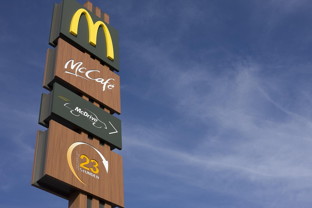 Singurul restaurant McDonald’s din lume cu logo turcoaz. De ce locația a renunțat la galben