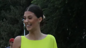 Soc pentru Antonia! S-a trezit imbracata identic cu o alta invitata la un eveniment monden!