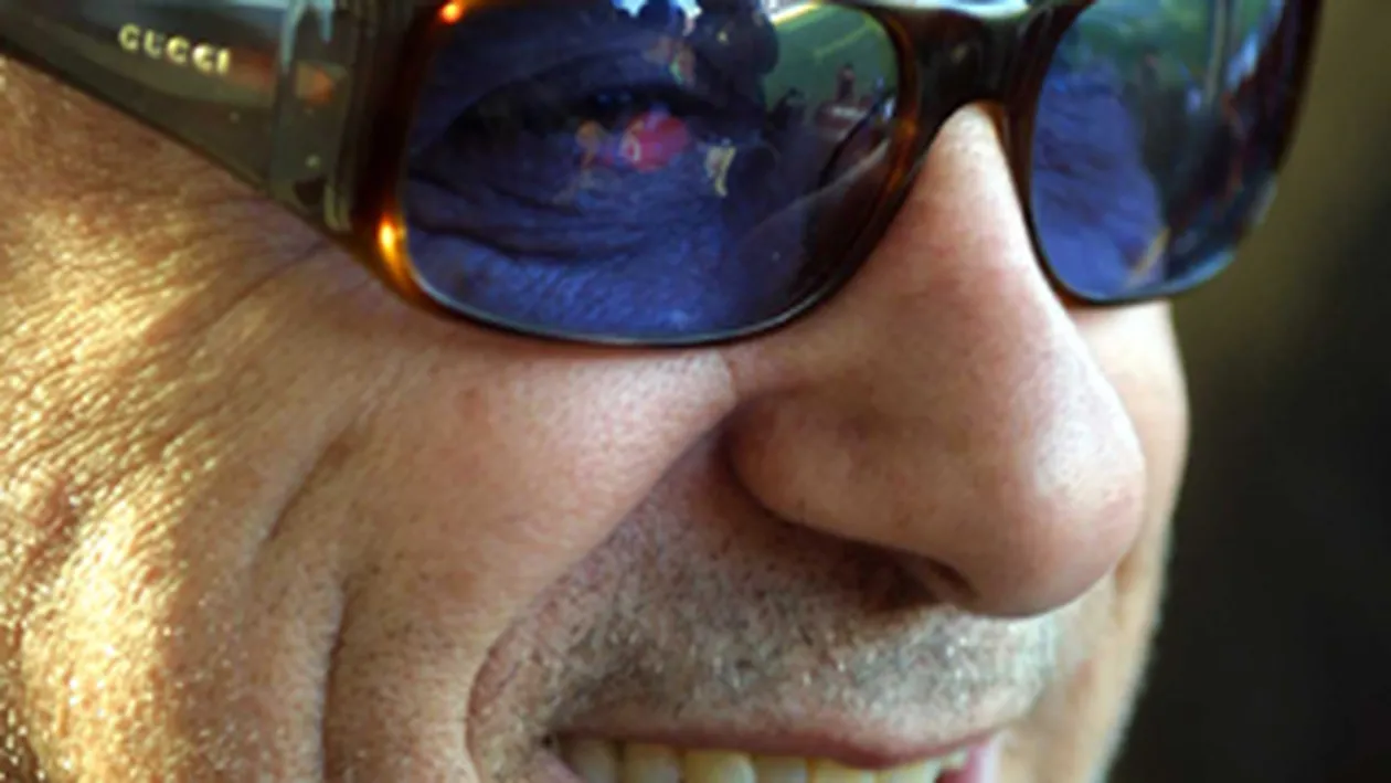 Te crezi smecher?! Invata aici de la cel mai bun: Eu sunt Giovani Becali milionaru', smecheru, mafiotu! Nu bag in seama pe oricine!