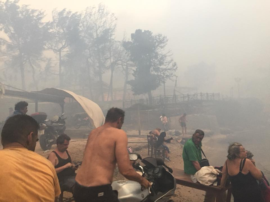 Imagini apocaliptice de la dezastrul din Grecia! Oamenii s-au refugiat în mare