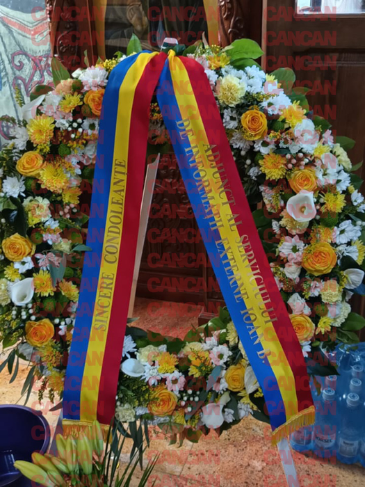 Apropiații au adus coroane funerare la înmormântarea lui Mihai Caraman