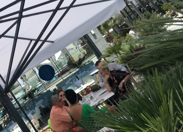 Ilie Năstase și Ioana Simion, alături de câțiva prieteni pe terasa unui luxos hotel din Mamaia
