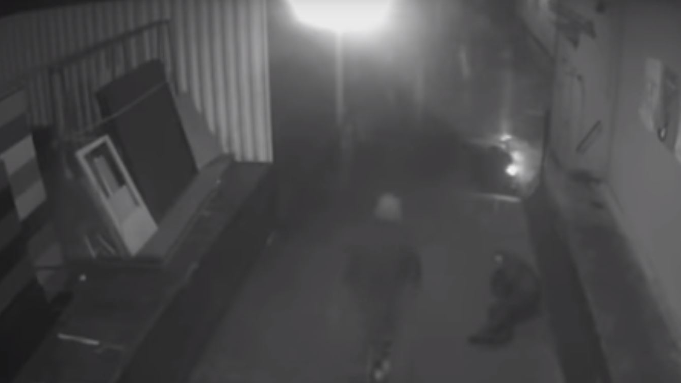 Video uluitor! Un politician este bătut măr în plină stradă! Ce recompensă s-a pus pe capul agresorilor