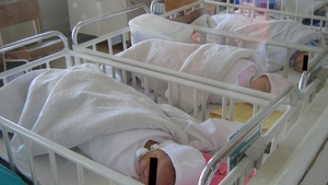 Caz şocant la Codlea! O femeie şi-a dus la Poliţie copilul nou-născut, spunând că nu are bani să îl crească