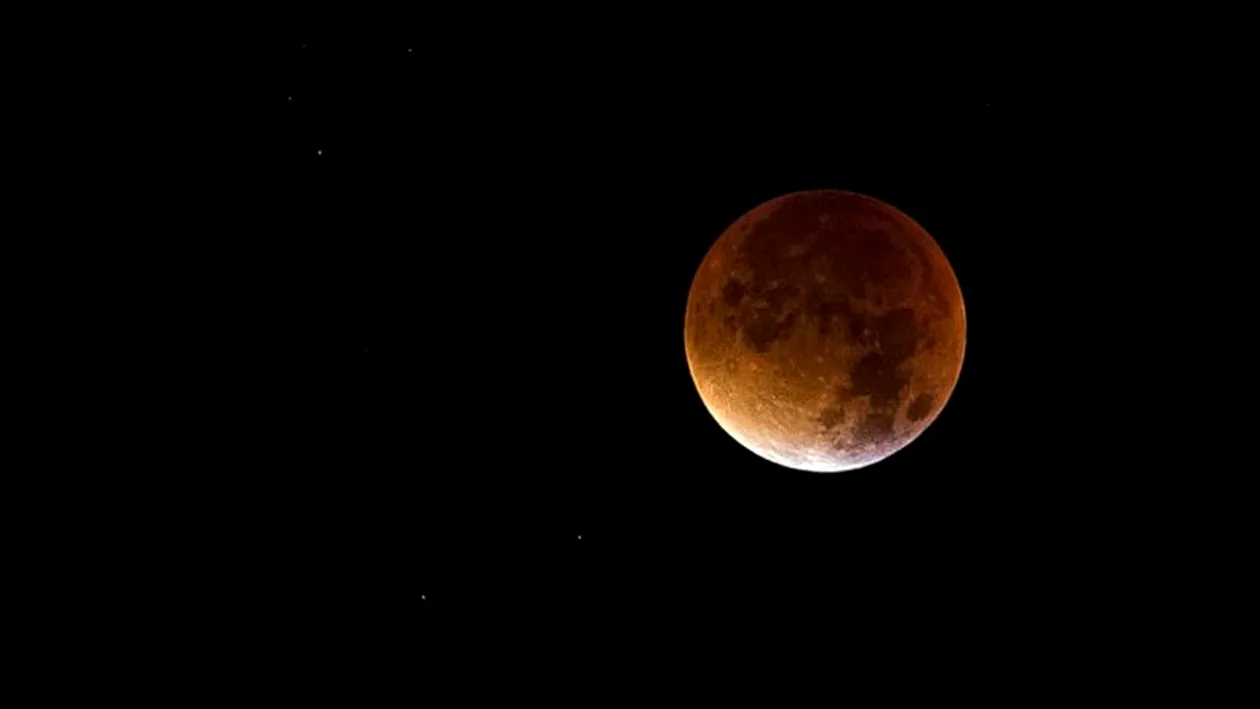 Fenomen spectaculos pe cer! Când are loc “Luna Căpşună” sau “Luna Roz” şi cum ne influenţează. Va fi văzută în toată lumea