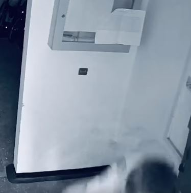 Un sucevean a furat aparatul cu dezinfectant din scara unui bloc! Ce a făcut, înainte, cu soluția întrece orice imaginație. “Chiar nu e de glumit, se pare că…” VIDEO