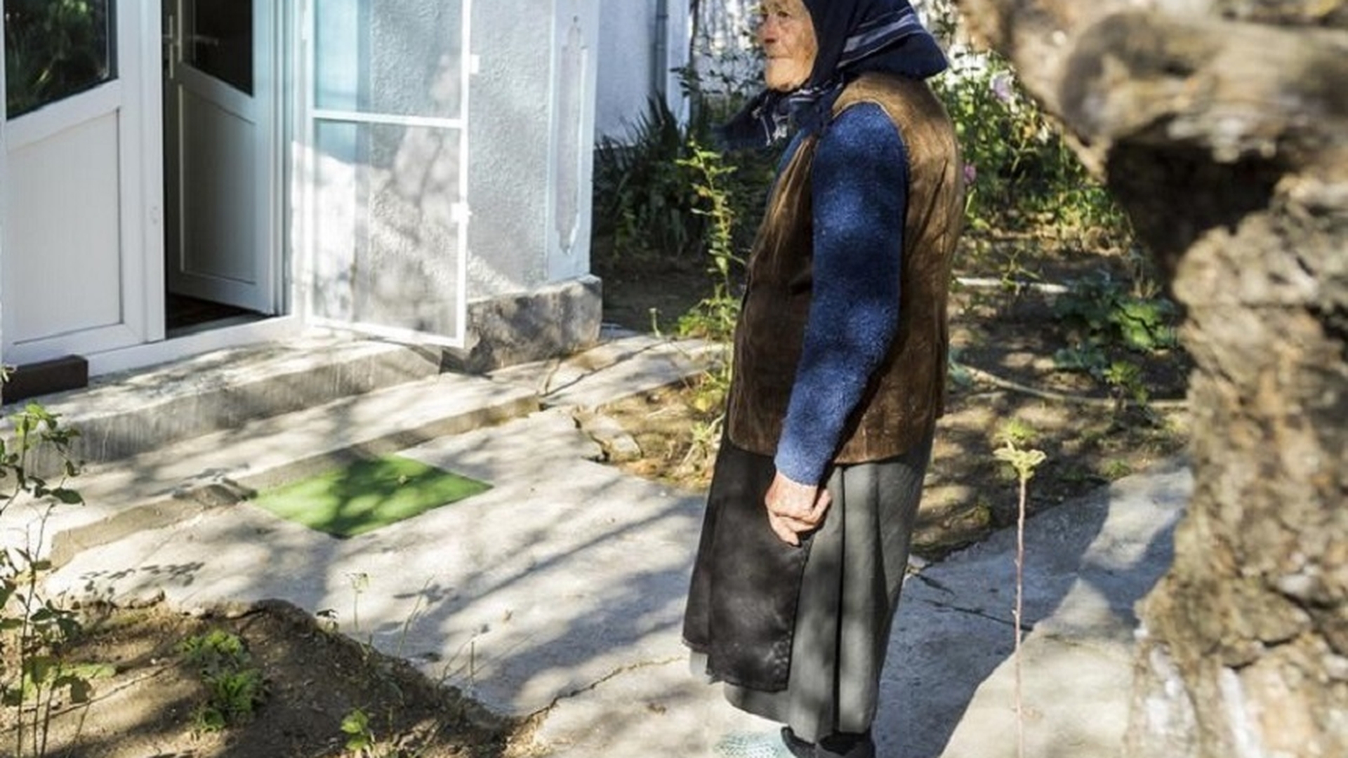 FOTO / Povestea bătrânei care a donat 10.000 de lei pentru Catedrala Mântuirii Neamului. A făcut foamea ca să poată strânge bani şi stă într-o casă cu termopane