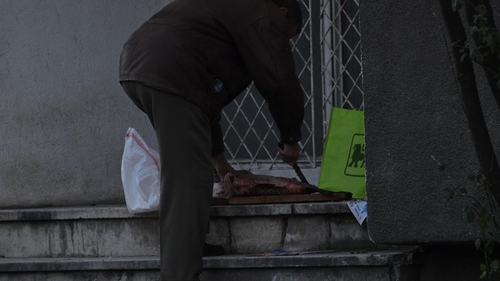 "Mi-a zis sotia sa nu fac mizerie in casa!" Ce a urmat in spatele blocului e desprins din filmele de comedie!