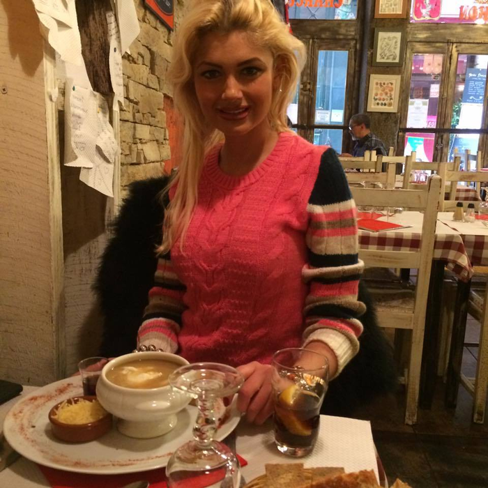 Ex-anorexica Flavia s-a transformat într-o adevărată mâncăcioasă
