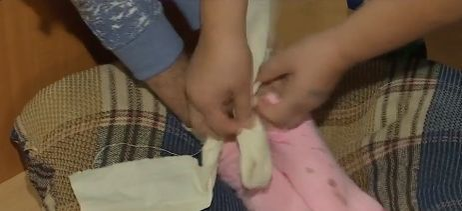 Caz tulburător! Băiat legat de mâini şi de picioare de propria bunică: „Mă trezeşte…”