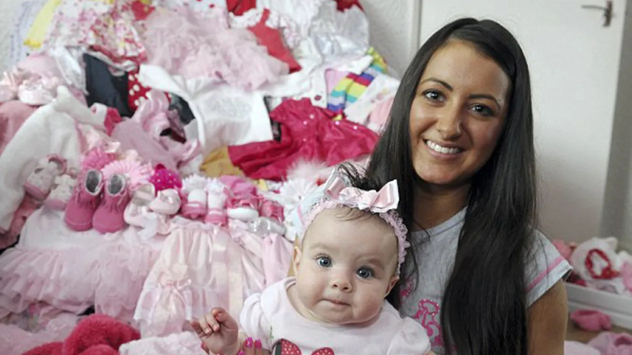 E cea mai răsfăţată bebeluşă! Mama ei i-a cumpărat hăinuţe de 8000 de lire, pentru a celebra refacerea micuţei după o boală gravă!