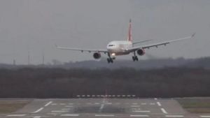 O aterizare de urgenţă şi 3 avioane întoarse din drum din cauza furtunii, la Iaşi