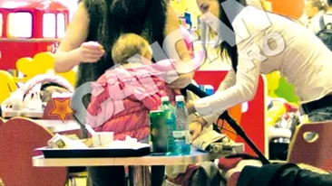 Adriana Nicolae si-a scos fetita la o... bere!