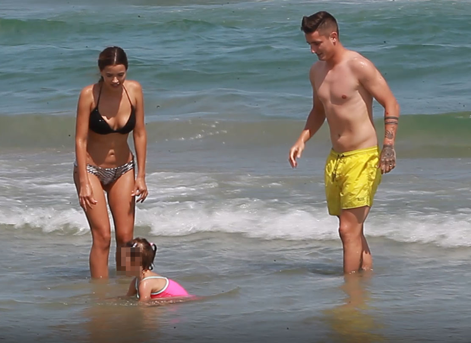 Bianca și Steliano se joacă în apă cu micuța lor, Anais