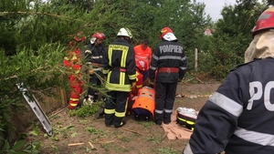 Sfârșit cumplit pentru un bărbat din Teleorman. A murit strivit de o placă de beton