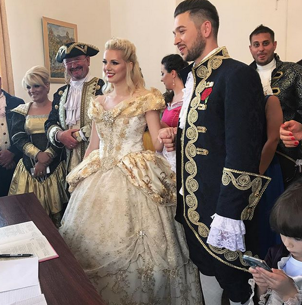 Anca Serea şi Adi Sînă, ţinută medievală la nunta finilor! Cum s-au îmbrăcat pentru a-i conduce la altar pe Sandra N. şi iubitul ei