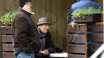 La 79 de ani, Mitică Popescu îşi face poftele în miezul zilei! Şpriţ ca pe vremuri, la o cârciumioară de cartier!