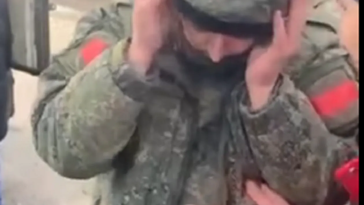 Trei soldați ruși au fost dezarmați și capturați de civilii din Ucraina