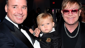 Elton John şi iubitul său, David Furnish, au devenit părinţi pentru a doua oară! Află cine este mama-surogat!