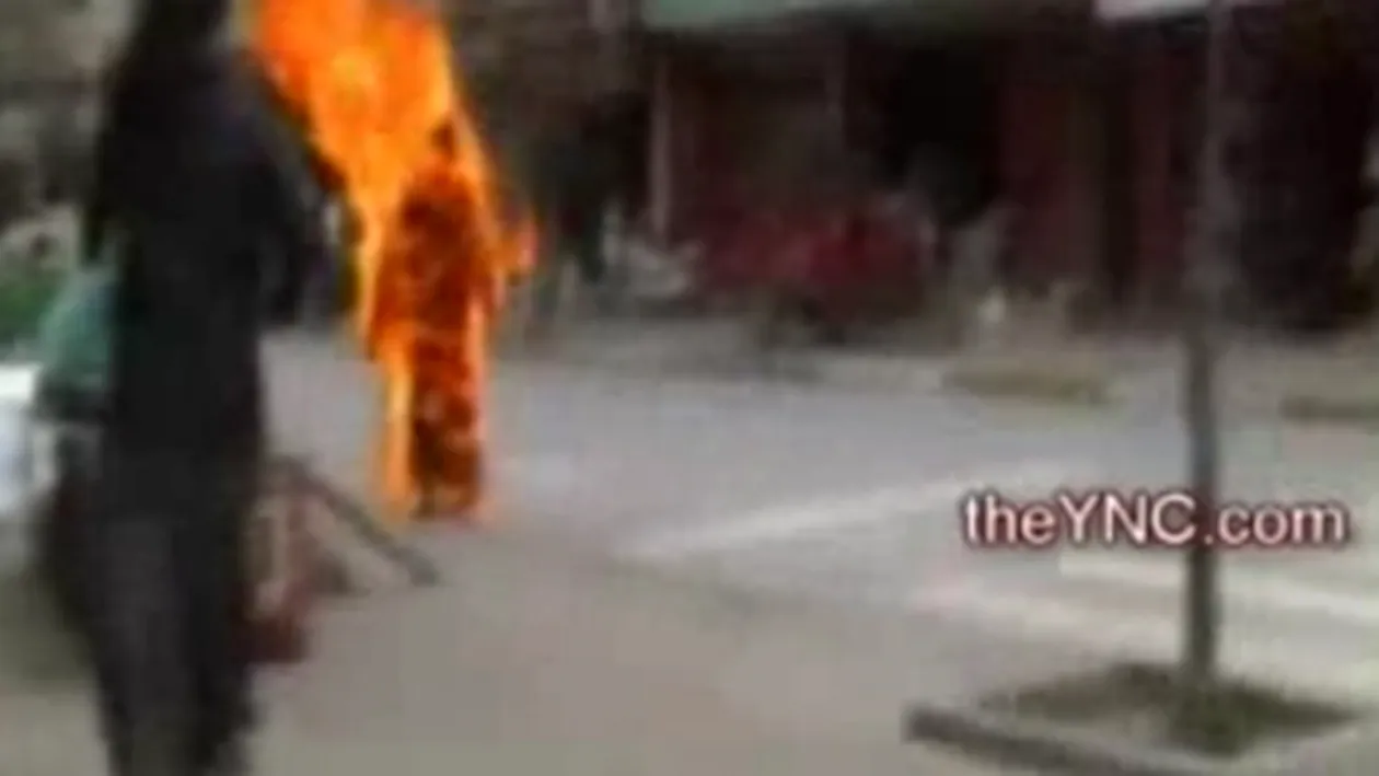 VIDEO O femeie tibetana si-a dat foc in plina strada dupa ce a fost violata! Nu a suportat rusinea!